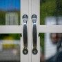 Detailaufnahme: Türgriffe des Sojag Aluminium Pavillon Striano Champagner mit Moskitonetz.