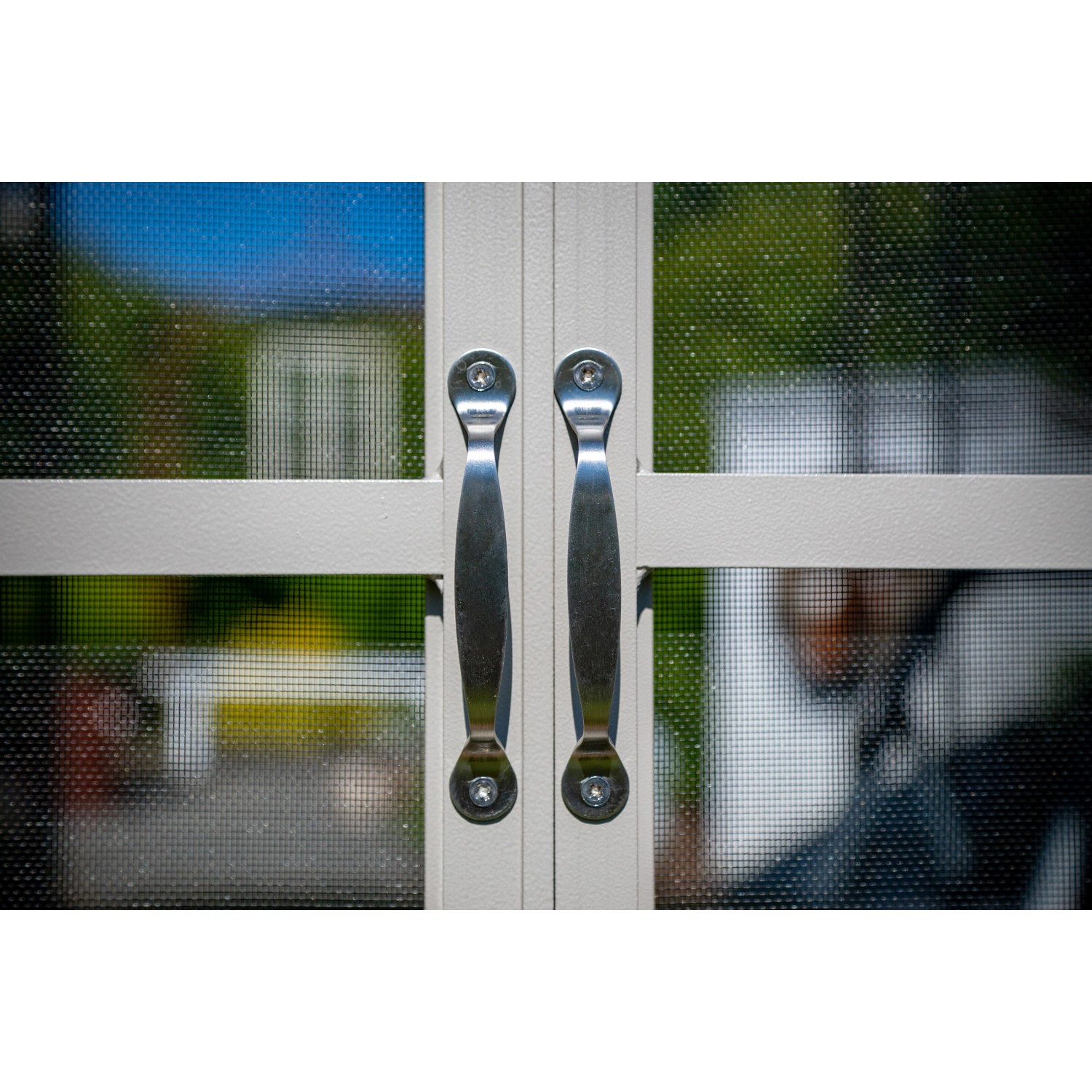 Detailaufnahme: Türgriffe des Sojag Aluminium Pavillon Striano Champagner mit Moskitonetz.