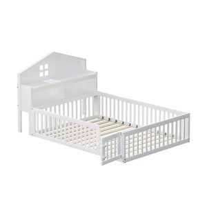 Weißes Merax Kinderbett 140x200cm aus Massivholz im Hausdesign mit Kopfteil, Regalen und kleiner Tür.