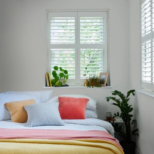 Schlafzimmer mit Laura Ashley Wandfarbe Pale Silver Grau, helle, freundliche Atmosphäre.