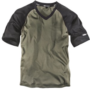 Puma Workwear T-Shirt Champ in Oliv-Schwarz mit V-Ausschnitt und Raglanärmeln.