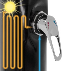 Detailaufnahme der schwarzen ML-Design Solardusche mit Temperaturregler und Schema der Wassererwärmung.