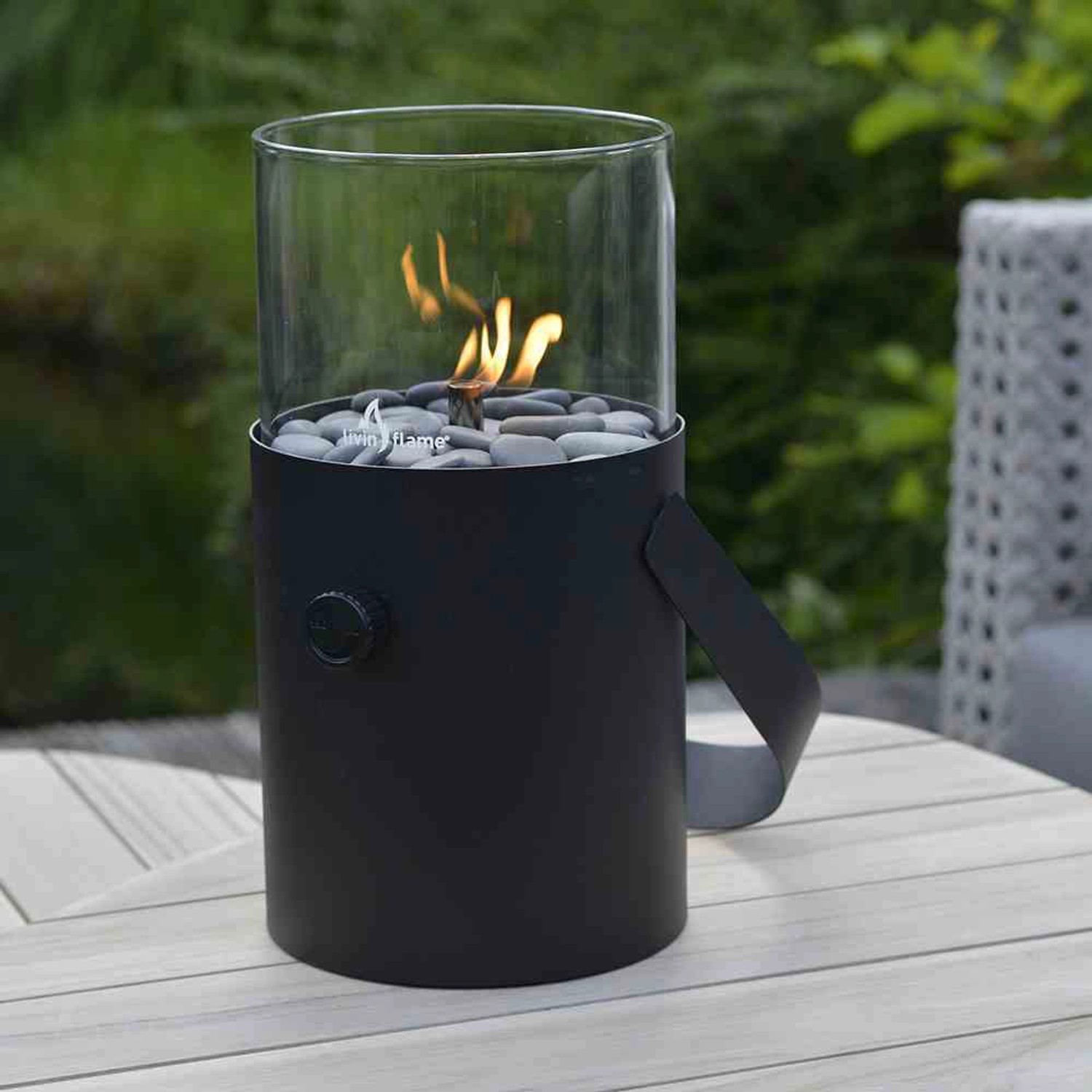 Schwarze Cosi Gaslaterne Cosiscoop mit Glasaufsatz und Kieselsteinen, Terrassenheizstrahler.