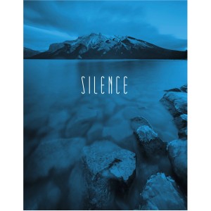 Komar Wandbild Word Lake Blue, 40x50 cm: Blauer See mit Bergpanorama und dem Wort 'Silence'.