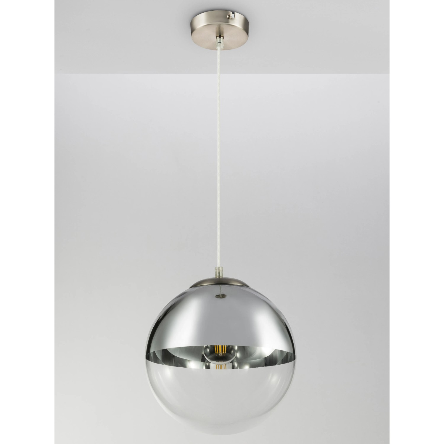 Moderne Globo Pendelleuchte Varus mit nickel-mattem Glasschirm.