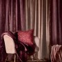 Rosa Bordeaux Vorhang (2,45m x 1,4m) im Boudoirstil mit Kissen und Decke vor Fenstervorhängen.