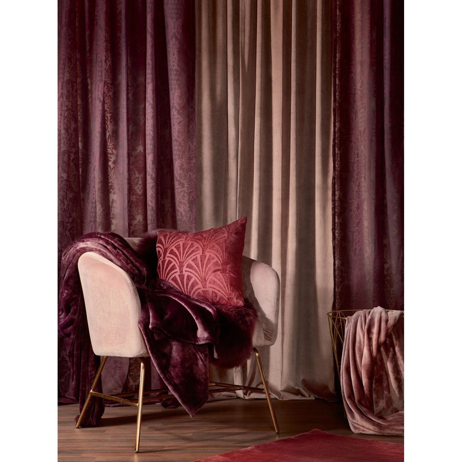 Rosa Bordeaux Vorhang (2,45m x 1,4m) im Boudoirstil mit Kissen und Decke vor Fenstervorhängen.