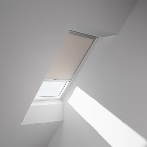 Beiges Velux Verdunkelungsrollo DKL C02 1085S am Dachfenster für Tag und Nacht.