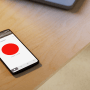 Smartphone mit Yale App zur Steuerung des elektronischen Möbelschlosses.