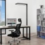 Moderne, dimmbare Arcchio LED Bürostehleuchte Nelus in Schwarz mit Bewegungsmelder im Arbeitszimmer.