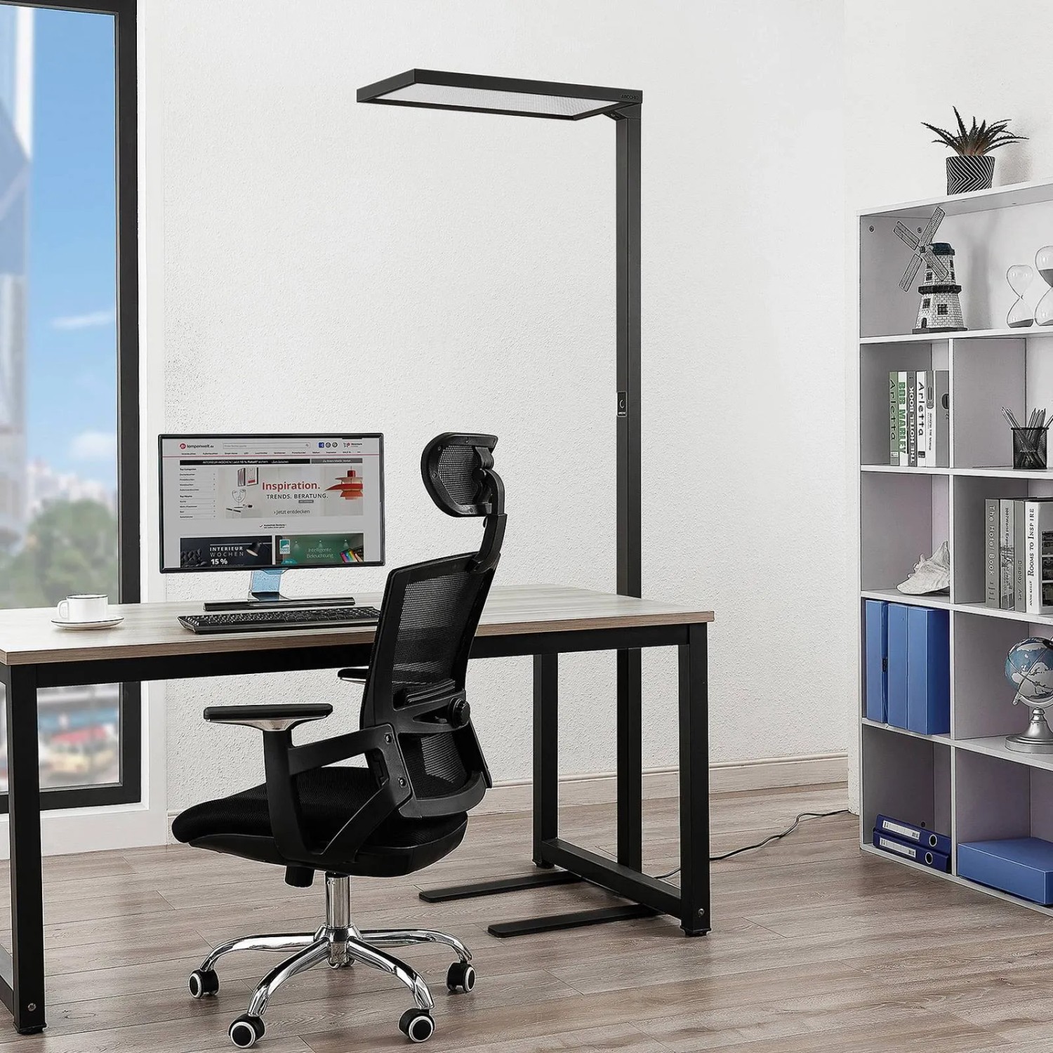 Moderne, dimmbare Arcchio LED Bürostehleuchte Nelus in Schwarz mit Bewegungsmelder im Arbeitszimmer.