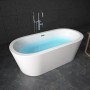 Freistehende, ovale, weiße Acryl Badewanne Piperi mit Wasser und Armatur im modernen Badezimmer.
