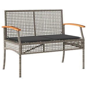Graue Gartenbank aus Polyrattan mit Akazienholz-Armlehnen und dunklen Kissen.