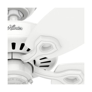 Detailaufnahme: Weißer Hunter Fans Deckenventilator Builder Elite mit Zugkette.