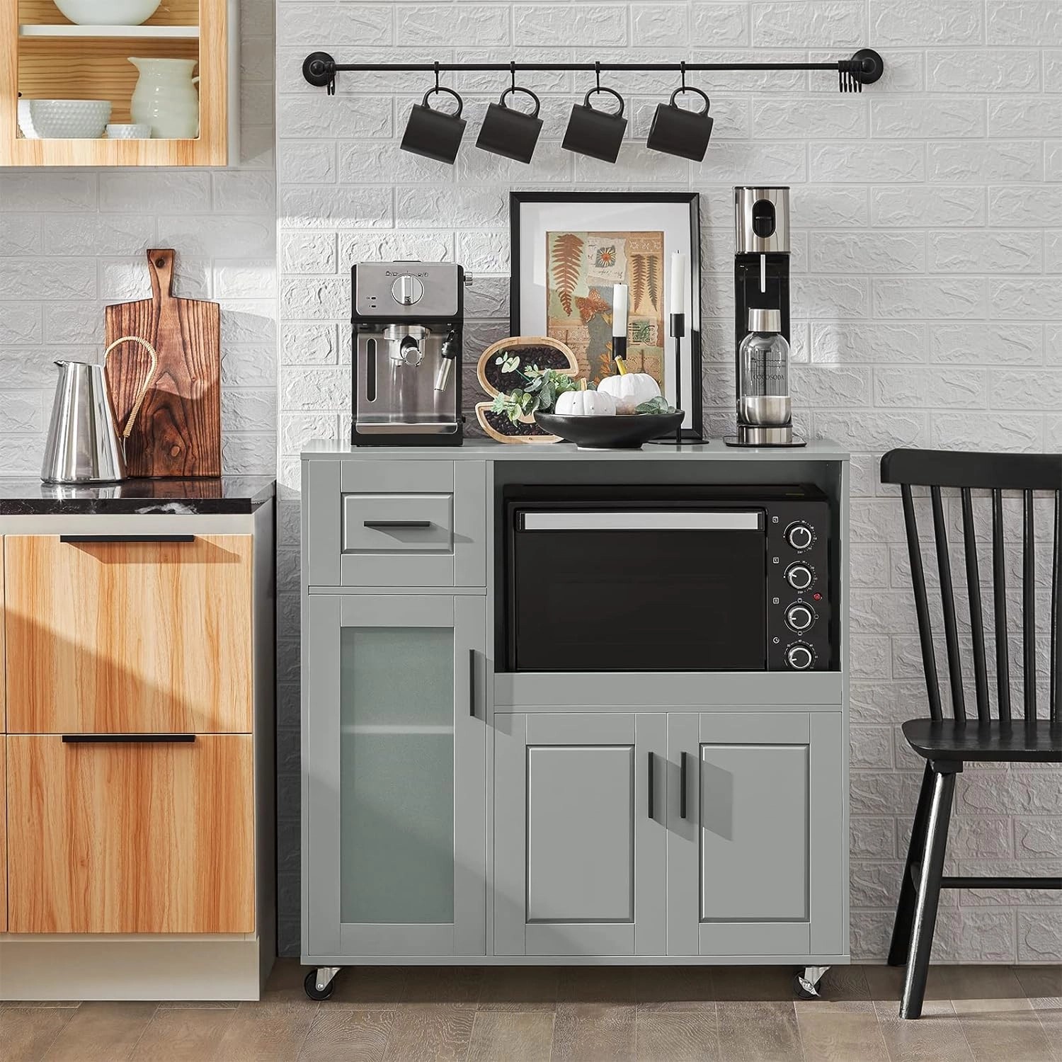 SoBuy Sideboard FSB78-HG: Küchenwagen auf Rollen mit Mikrowellenfach, Schublade und Glastür.