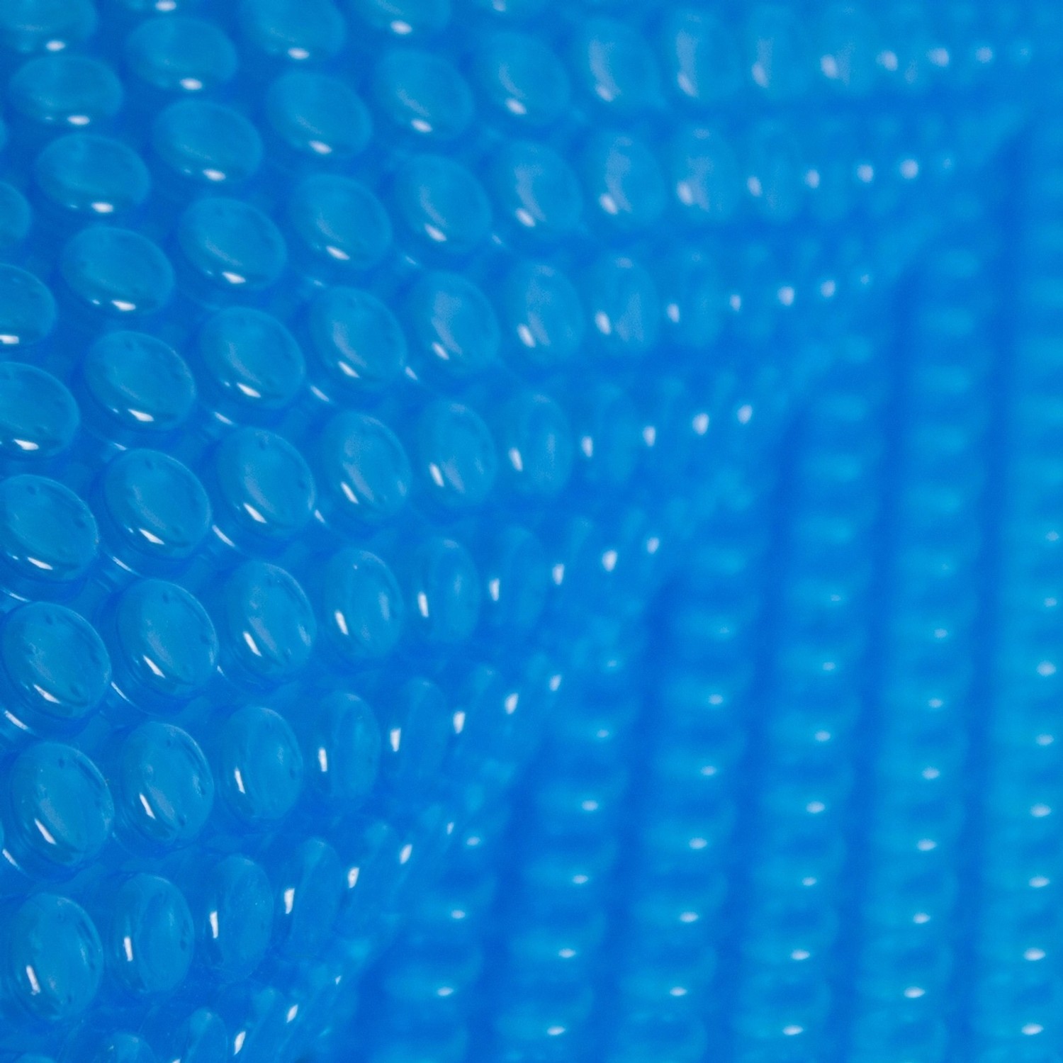 Detailaufnahme einer hellblauen Evolution Solarplane für ovale Pools, 300µm Stärke.