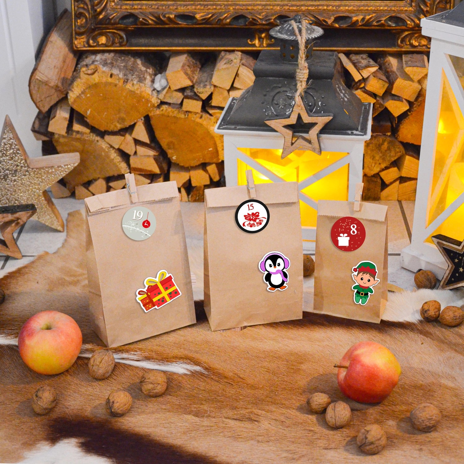 DuneDesign Adventskalender Bastelset mit Zahlen, Buchstaben und Figuren auf Papiertüten.