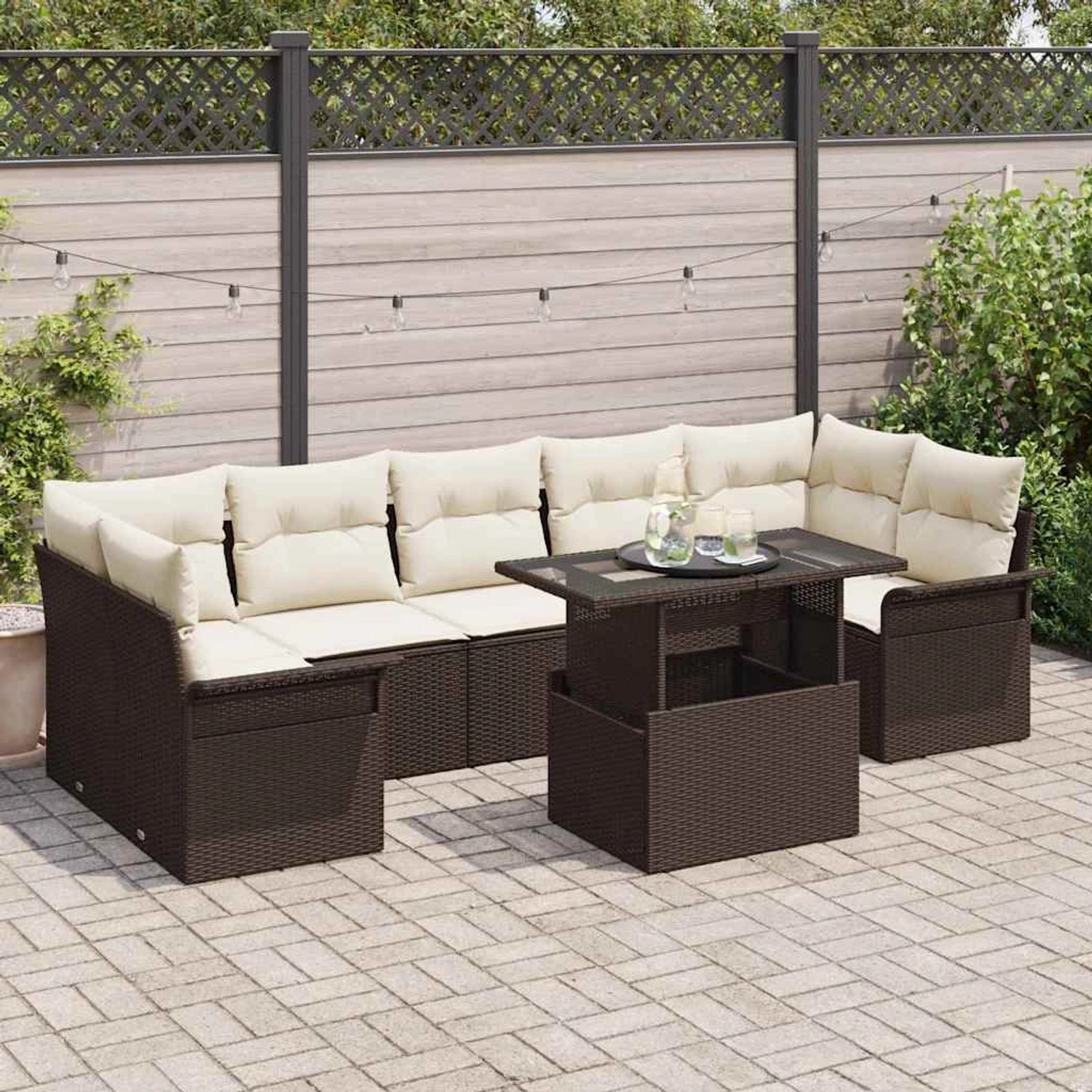 Braunes 8-teiliges Garten-Sofa-Set aus Poly Rattan mit beigen Kissen und Tisch.