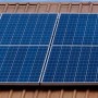 Jet-Line Montageset für 2 Solarpanels auf Ziegeldach. Solaranlage mit blauem Solarmodul.