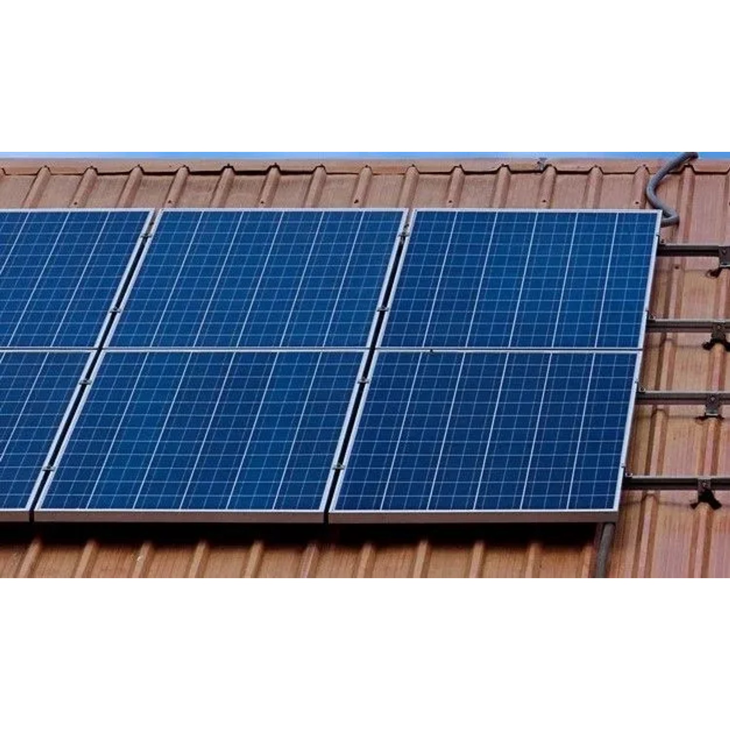 Jet-Line Montageset für 2 Solarpanels auf Ziegeldach. Solaranlage mit blauem Solarmodul.