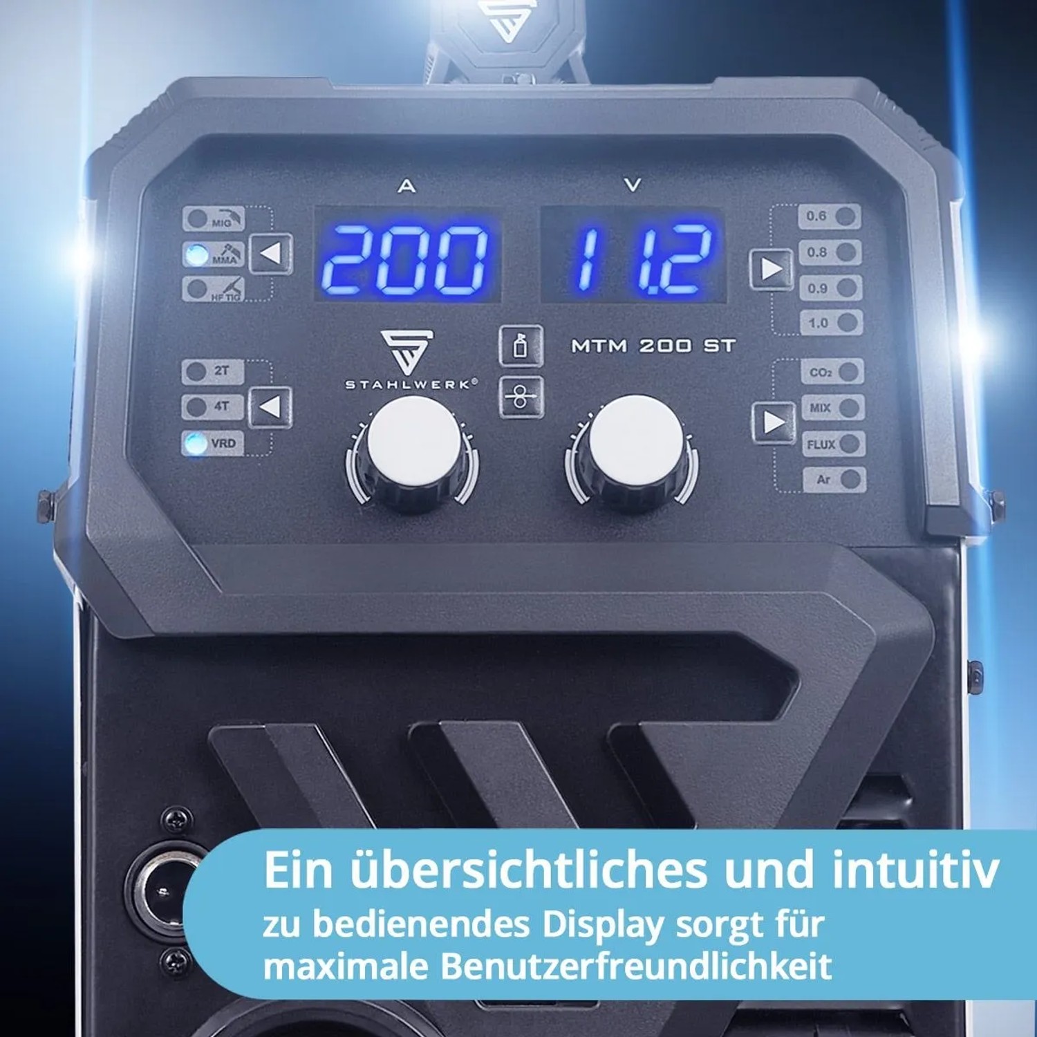 Bedienfeld des STAHLWERK MTM 200 ST Kombi-Schweißgeräts mit digitalen Anzeigen für 200 A und 11.2 V, Drehknöpfen und Tasten.