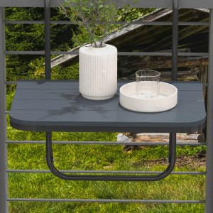 Klappbarer, grauer Outsunny Balkonhängetisch mit Deko auf einem Balkon.