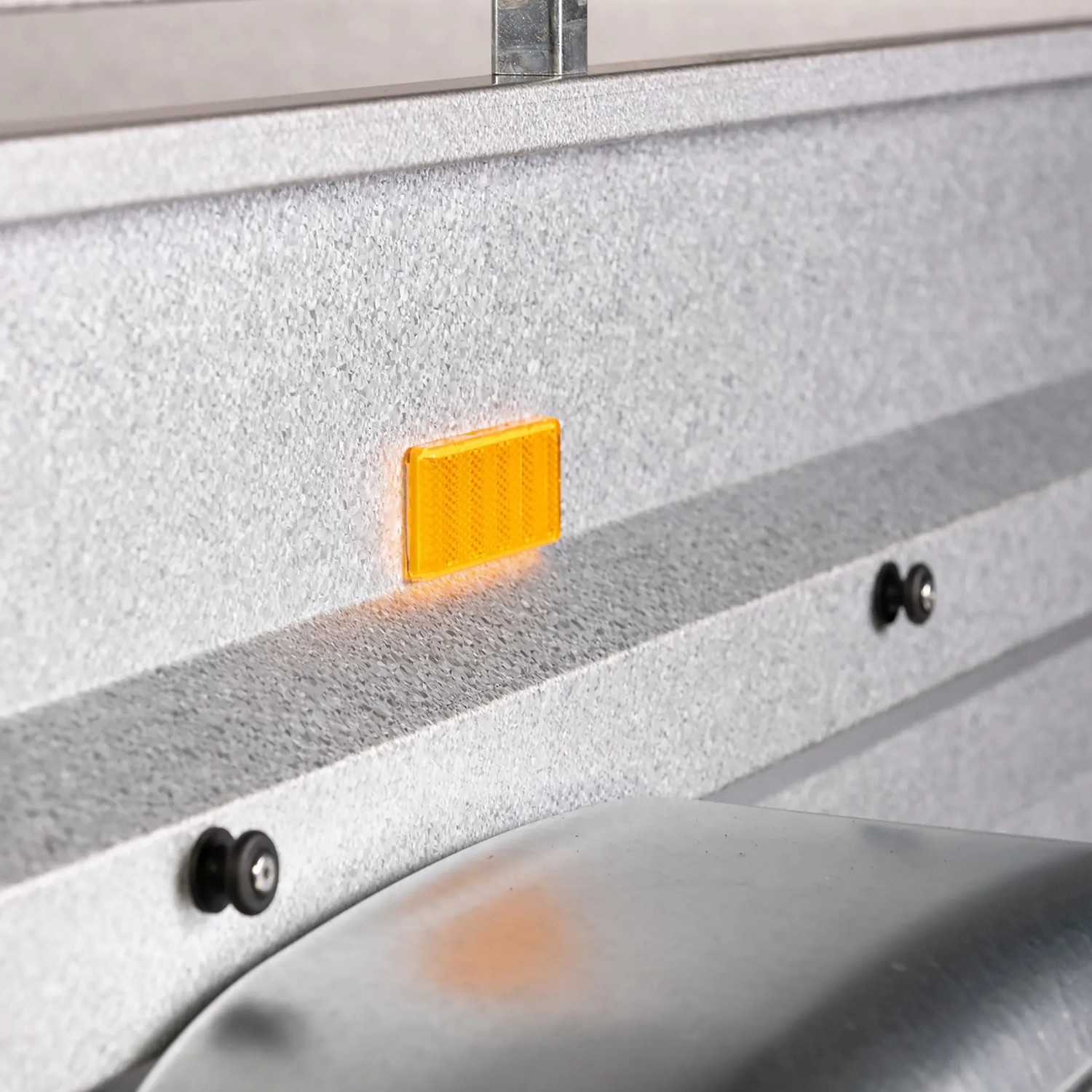 Detailansicht Stema Anhänger Variolux 750: Seitenwand mit gelbem Reflektor.
