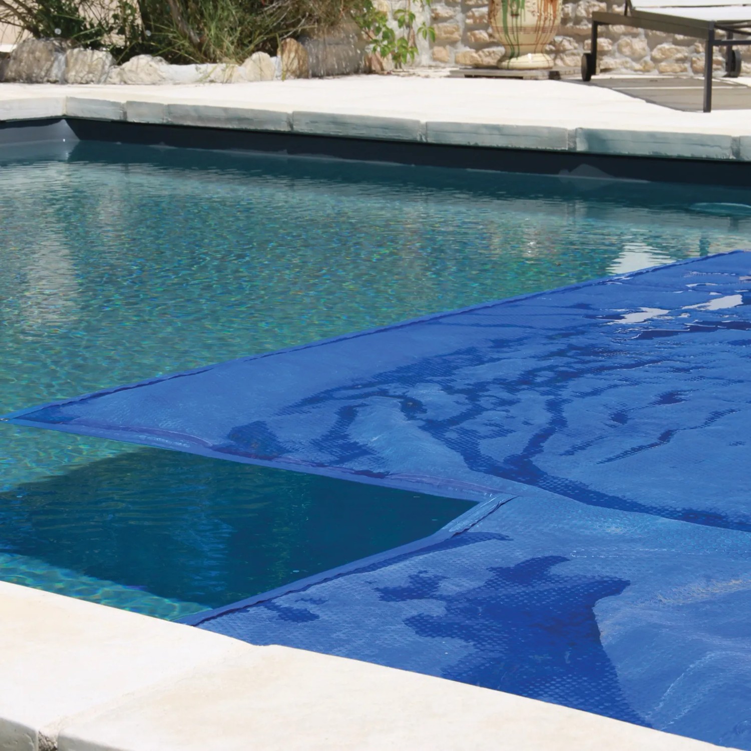 Blau schimmernde Summer Fun Pool Solarfolie auf einem Pool, geeignet für Pools bis Ø 450 cm.