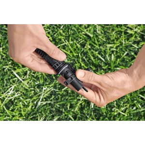 Detailaufnahme: Hände verbinden Schlauch der Bestway Air Hammer Sport-Pumpe mit Ventiladapter auf Rasen.