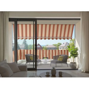 Spettmann Fallarmmarkise Line, gelb-orange-rot gestreift, auf einem Balkon mit Möbeln.