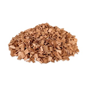 Haufen brauner PINI Eichenholz Räucherchips 6-12 mm für Grill und Smoker.