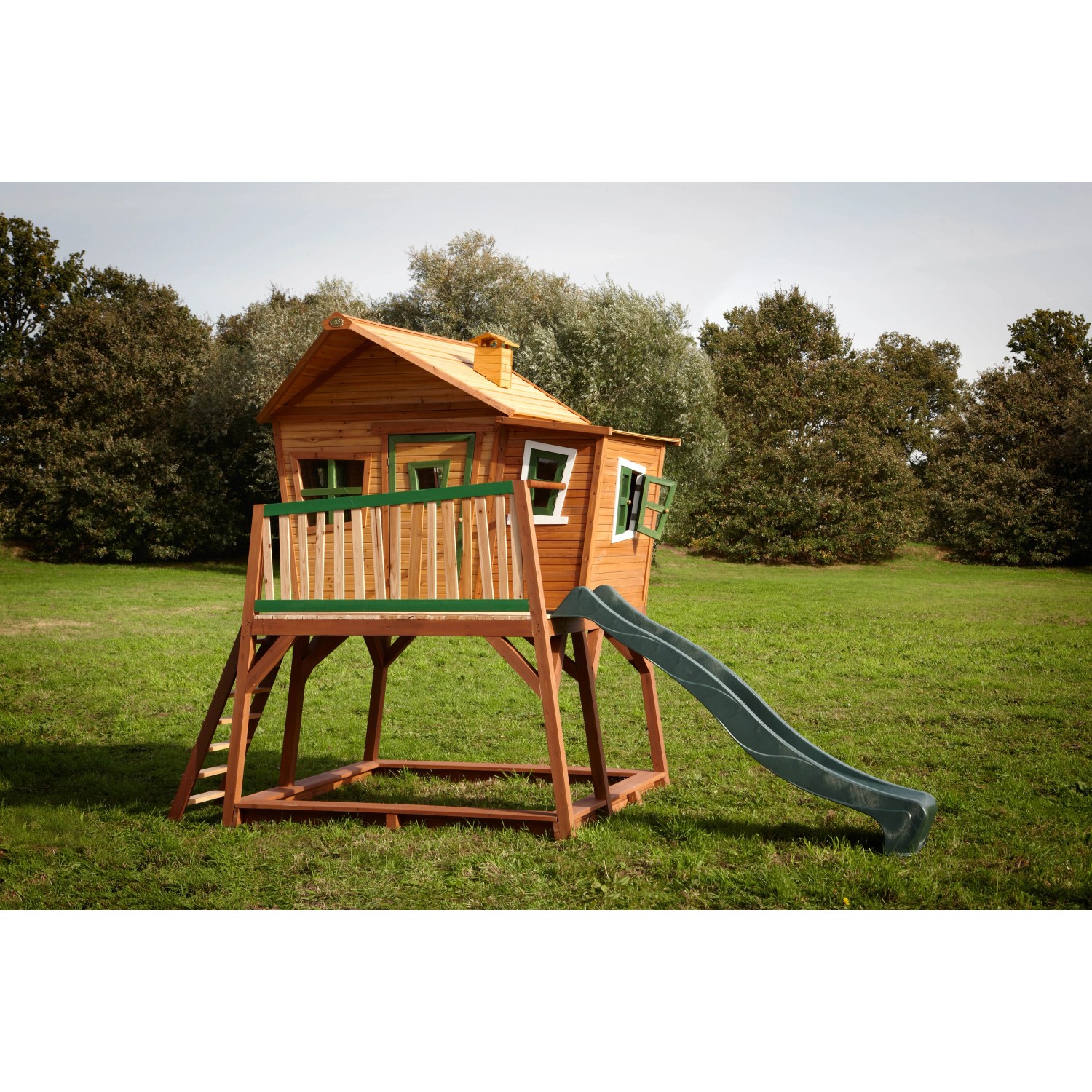 Axi Spielhaus Max mit Leiter, Rutsche und Sandkasten in Braun/Grün im Garten.