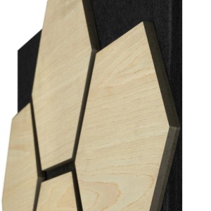 Helle, sechseckige Akustikpaneele in Eiche-Holzoptik auf dunklem Filz. Schallabsorbierende Wandpaneele.