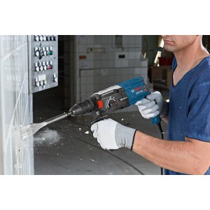 Bosch Professional GBH 2-28 F Bohrhammer im Einsatz beim Stemmen von Fliesen.