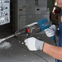 Bosch Professional GBH 2-28 F Bohrhammer im Einsatz beim Stemmen von Fliesen.