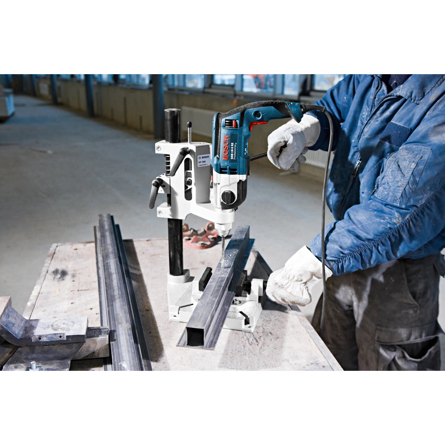 Bosch Professional Schlagbohrmaschine GSB 19-2 RE im Einsatz mit Bohrständer.
