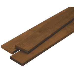 Terrassendielen aus Nadelholz, druckimprägniert, in Teak-Optik mit geriffelter Oberfläche.