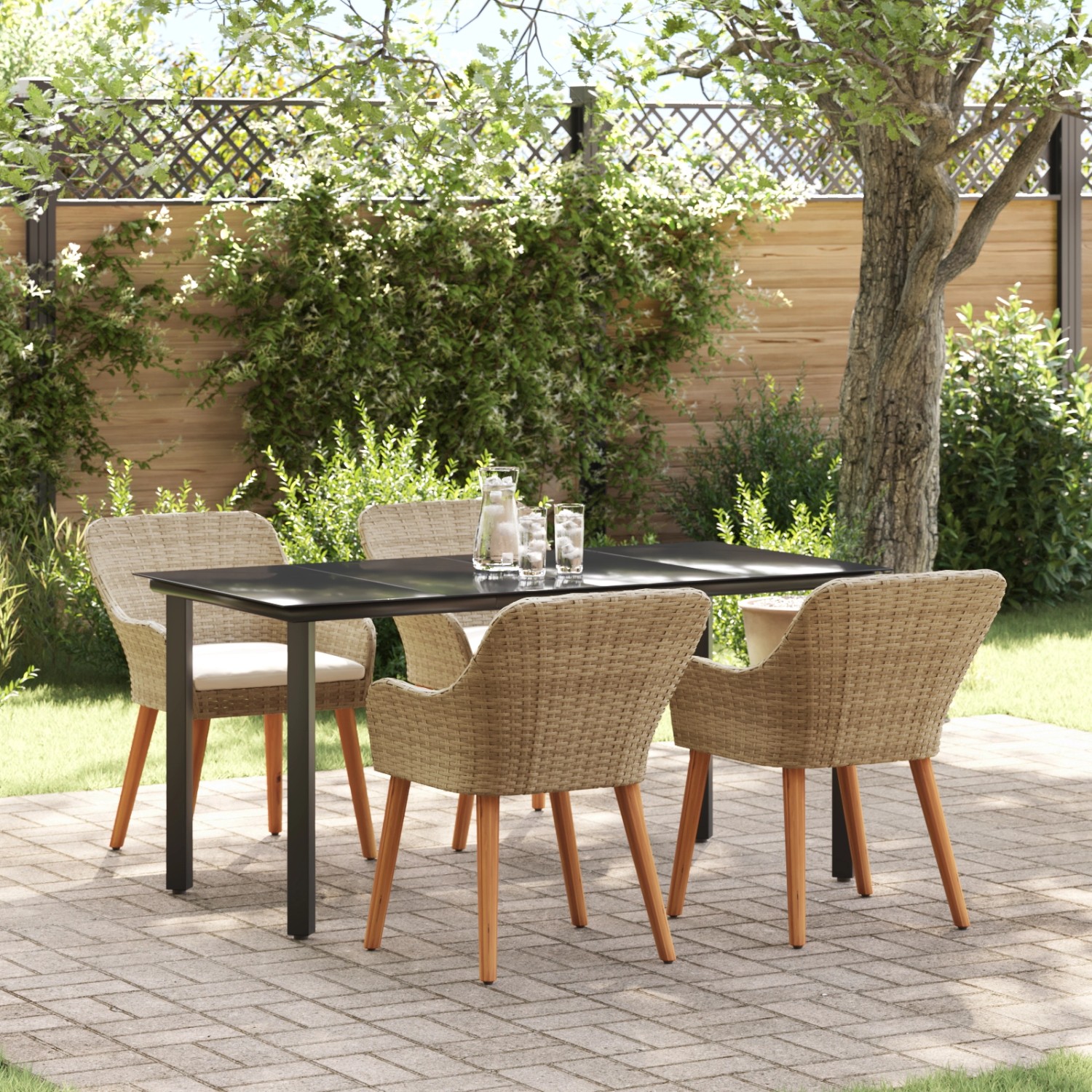 Beige 5-teilige Garten Essgruppe aus Rattan mit Tisch und vier Stühlen.