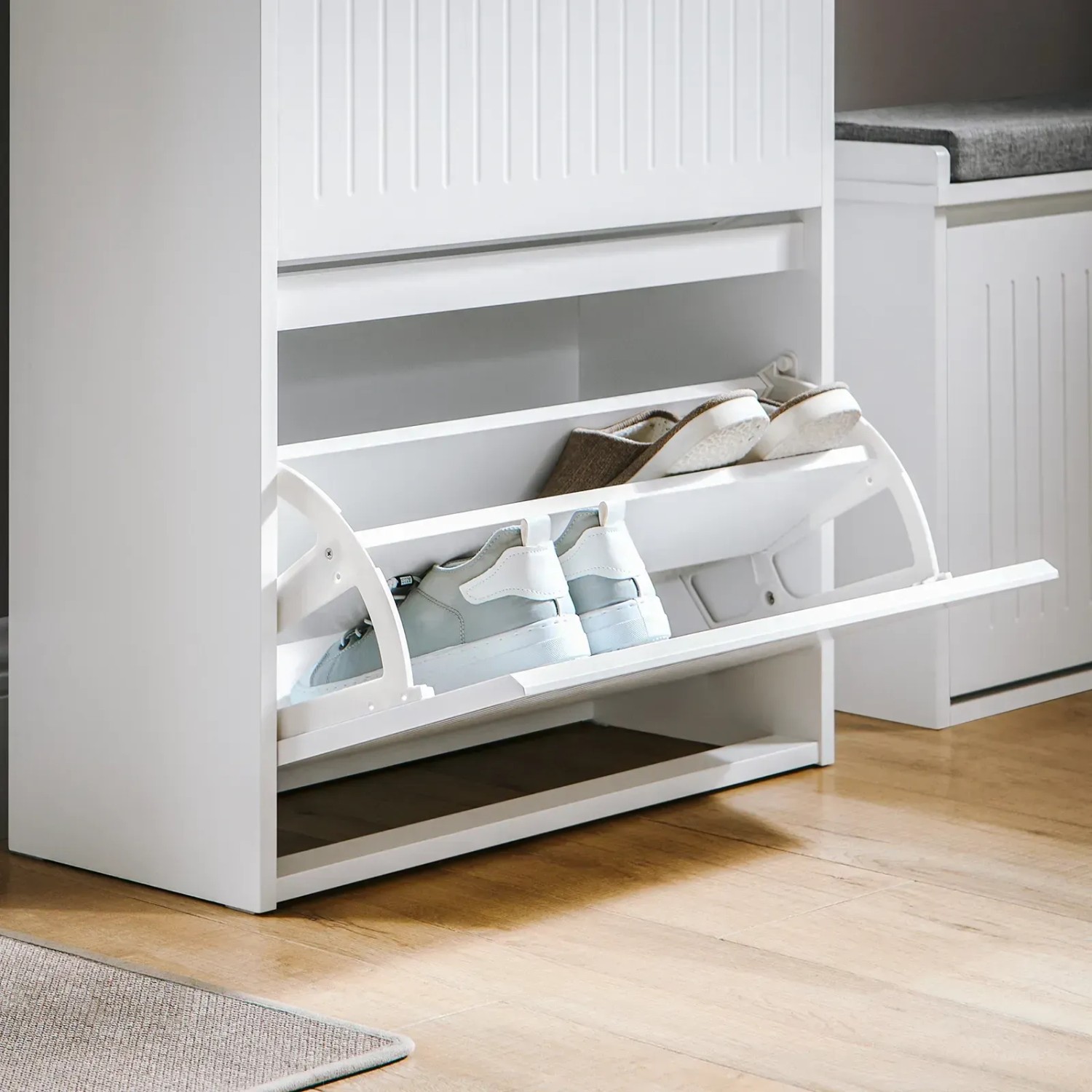 Weißer SoBuy Schuhschrank, ultraflach, mit offener Klappe und Schuhen. Ideal für Flur und Diele.