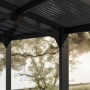 Detailansicht des schwarzen Palram Canopia Sydney Wave Carports mit Polycarbonat-Dach.