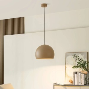 Moderne Lucande LED Pendelleuchte Lythara aus braunem Aluminium, kugelförmig, mit warmweißem Licht im Wohnzimmer.