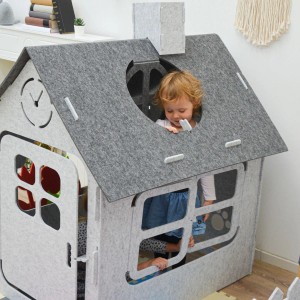 Graues smalla Kinder Spielhaus aus Filz mit Kind am Fenster.