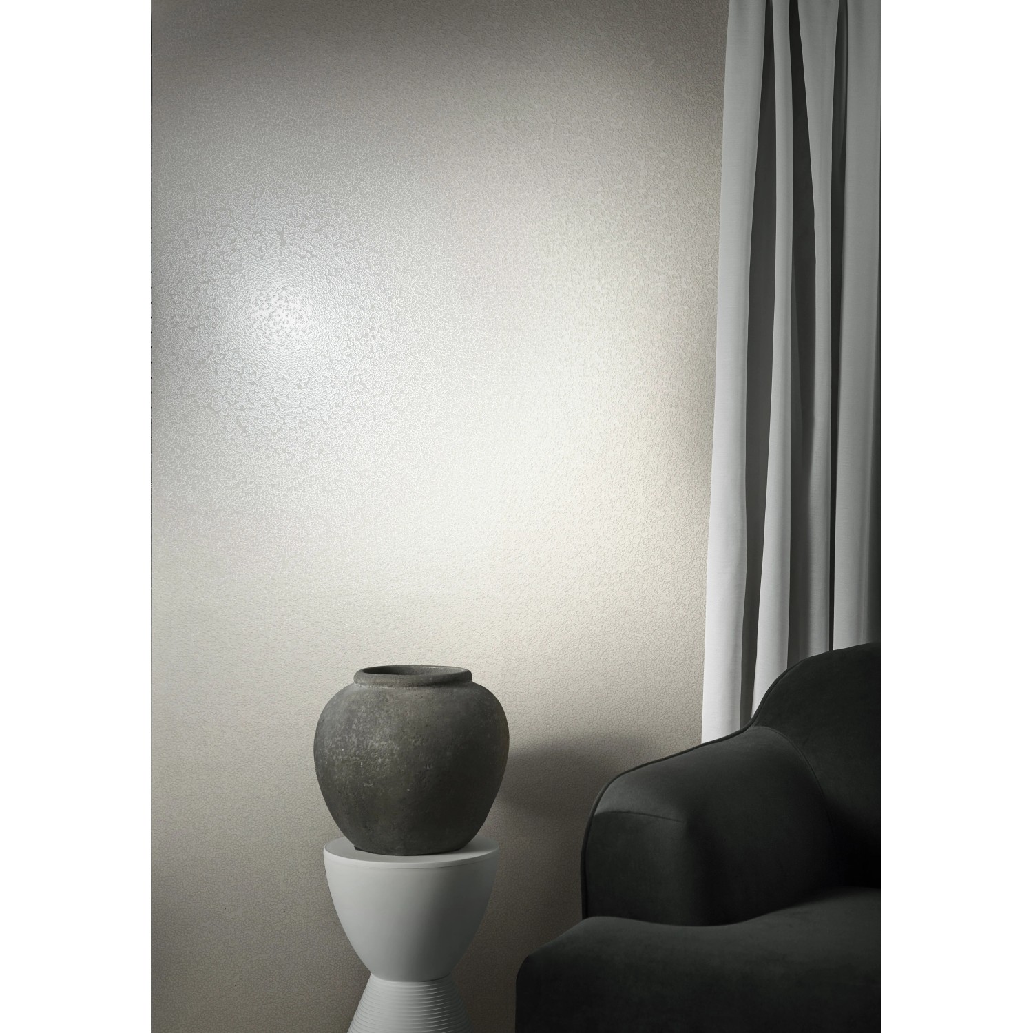 Weiße Marburg Vliestapete Uni Metalloptik im Wohnraum mit Vase und Sofa.