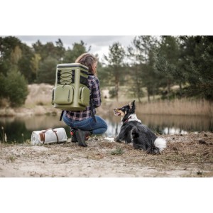 Petromax Kühlrucksack-Set mit Isolierflasche, Kühlakku und Rucksack (17L) in Grau, mit Hund in der Natur.