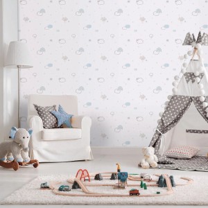 Vliestapete mit hellblauen und weißen Wolken, Sternen und Regenbögen im Kinderzimmer. Dekorative Wandtapete.