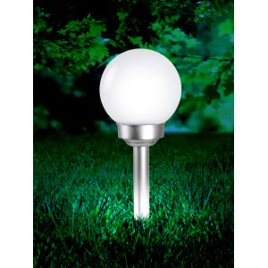 Globo LED-Solaraußenleuchte mit Kugel und Erdspieß, Ø 15 cm, silber-metallisch und weiß, im Garten.