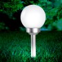 Globo LED-Solaraußenleuchte mit Kugel und Erdspieß, Ø 15 cm, silber-metallisch und weiß, im Garten.