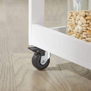 Detailaufnahme: Feststellbremse am Rad des weißen SoBuy Küchenwagen Servierwagen Rollwagen.