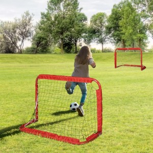 Kind spielt Fußball mit rotem HOMCOM Fußballtor auf Rasen. Set aus zwei faltbaren Toren für Spiel & Spaß.