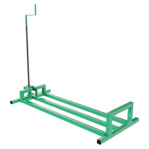 Grüner Juskys Rasentraktorheber aus Stahl mit Kurbel und Handschuhen.